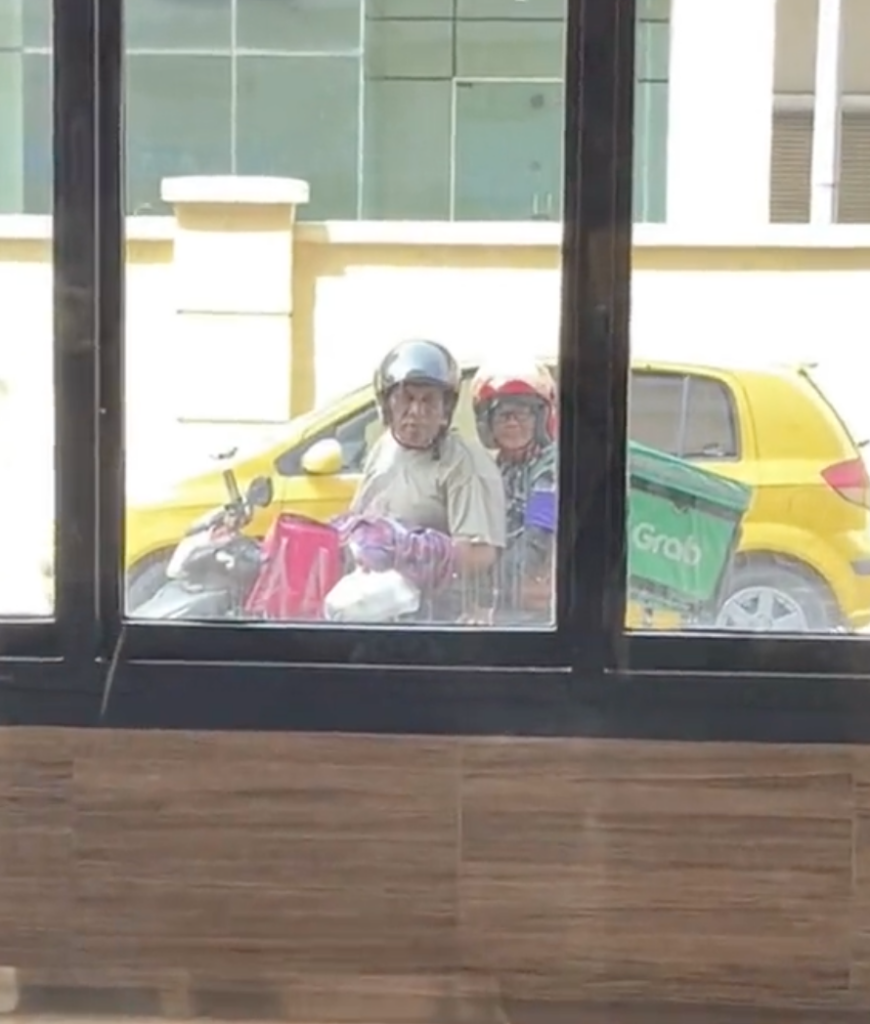 Jadi Rider Hantar Makanan, Pasangan Warga Emas Ini Buat Netizen Sebak